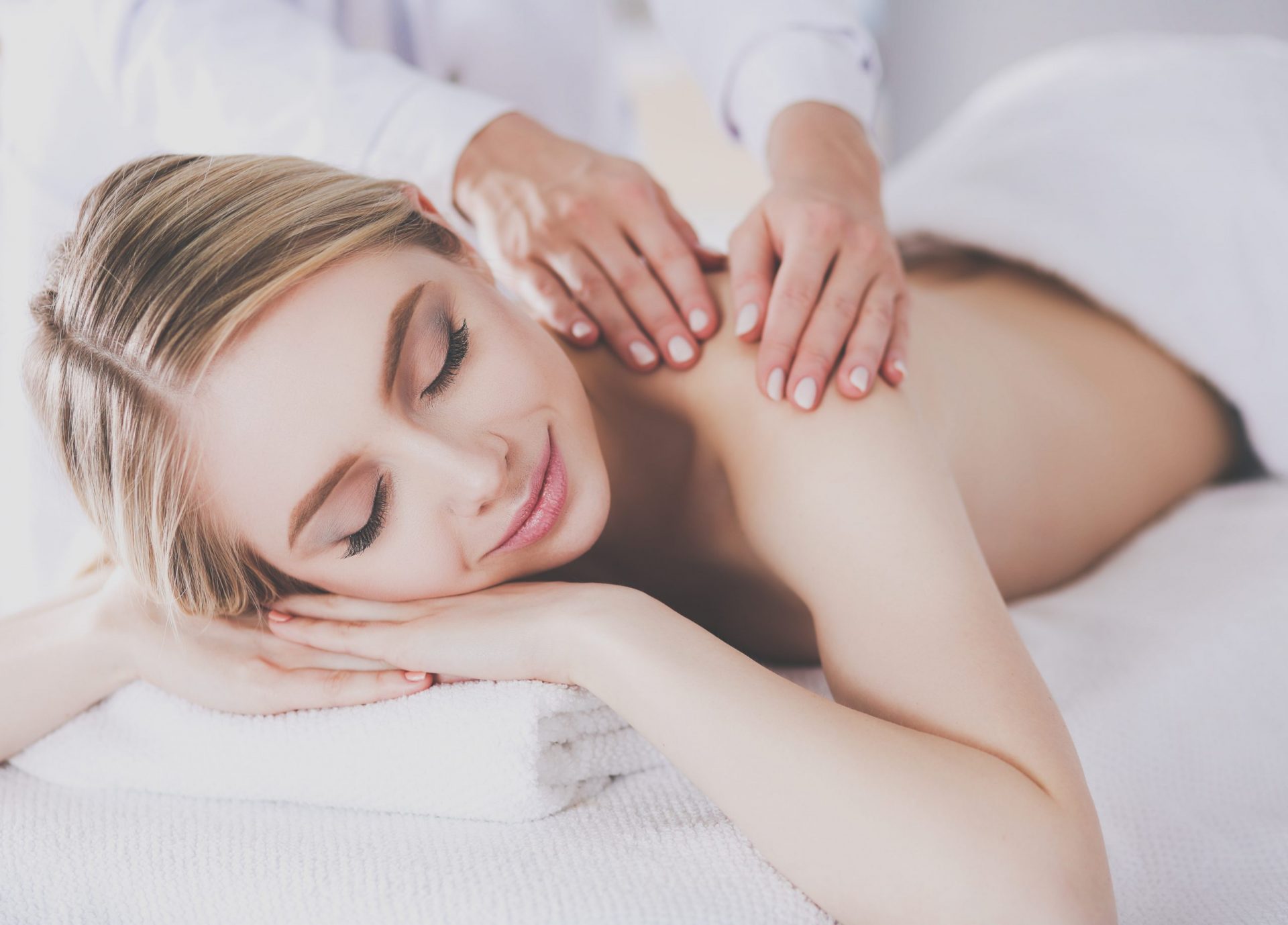 Mujer recibiendo tipo de masaje