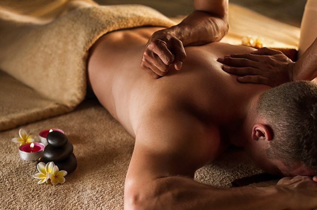 El hombre que recibe un masaje de tejido profundo pidió el menú del spa de masajes y está pagando el mismo precio que un masaje relajante