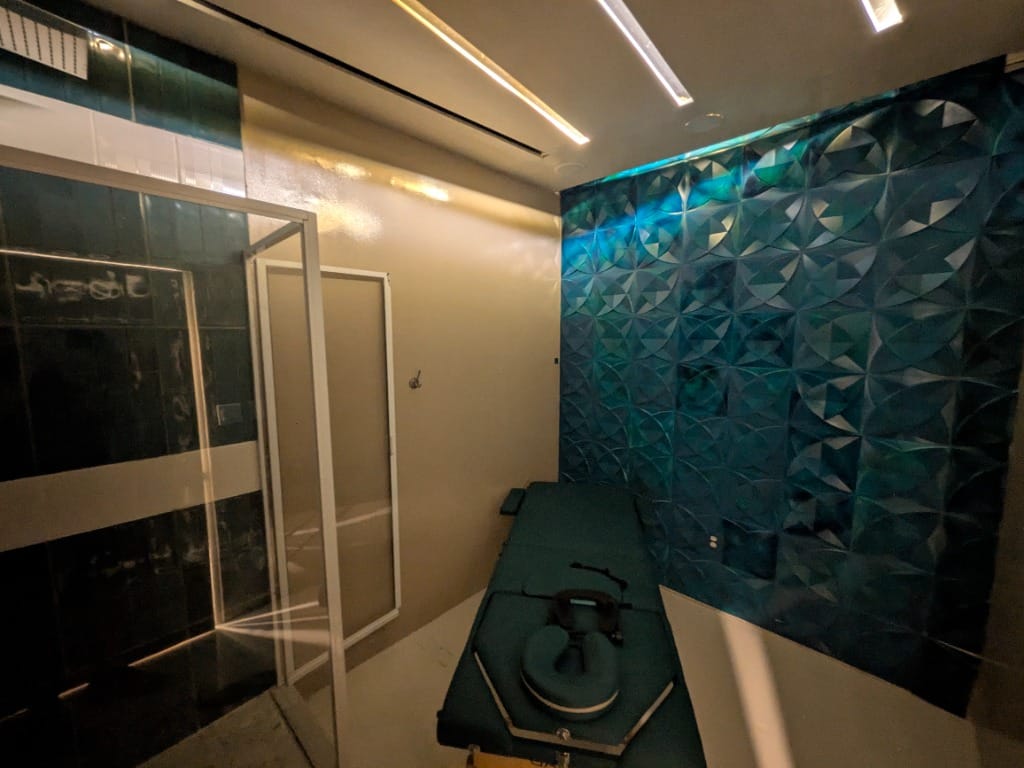 Cabina individual privada con regadera integrada en Masaje Milagroso Spa Colonia Dávila y Cacho Tijuana