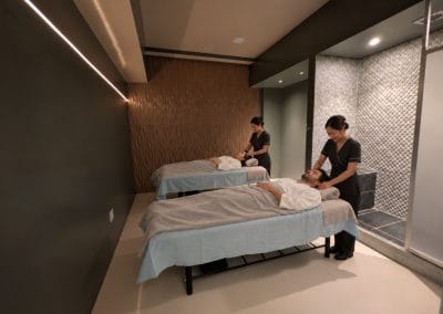 Masaje en pareja en cabina doble con regadera privada en Masaje Milagroso Spa sucursal Colonia Dávila y Cacho (Plaza Etu), Tijuana