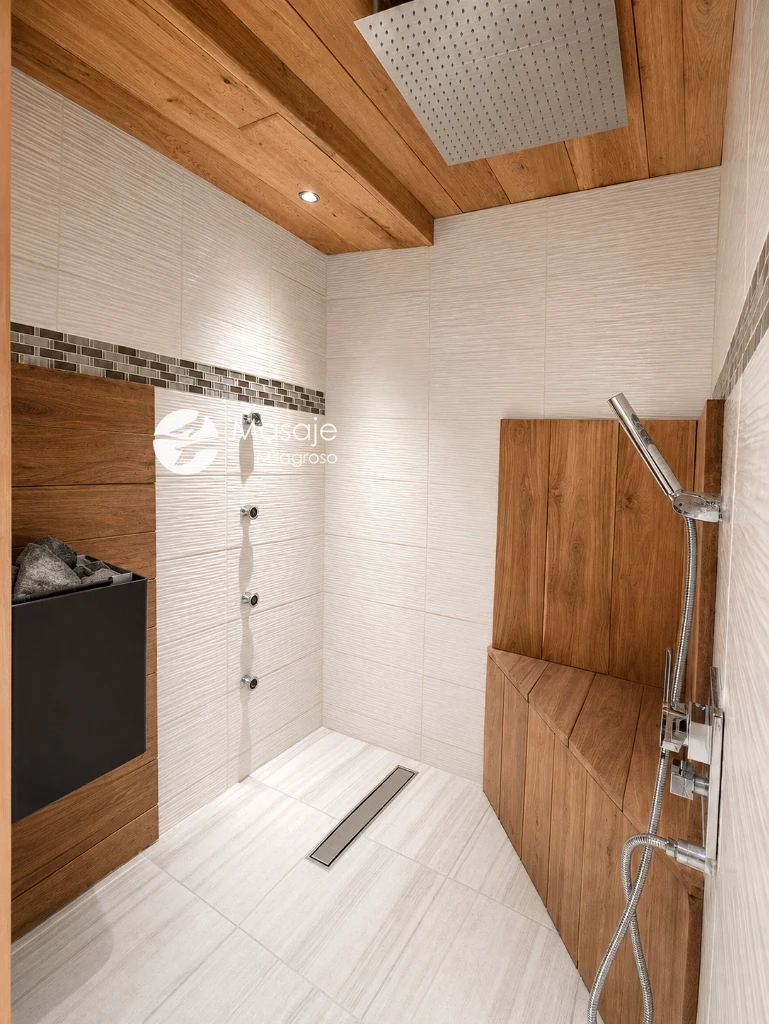 Cabina privada de sauna de vapor herbal con regadera de lluvia y madera de cedro en Masaje Milagroso Tijuana