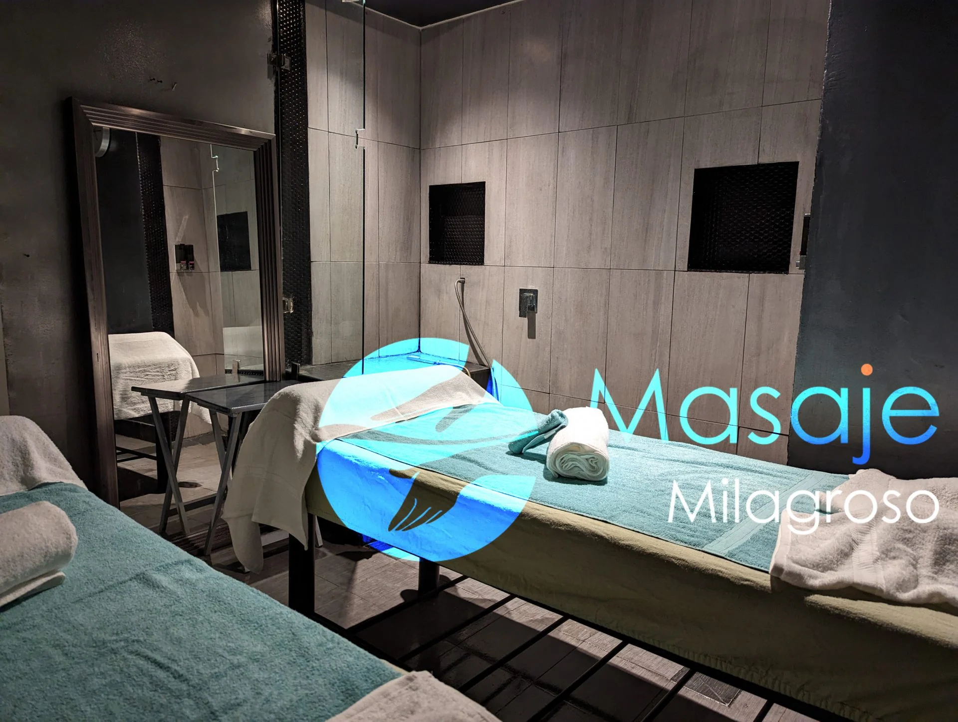 Masaje Milagroso Spa Sucursal Colonia Aviación y Zona Río Tijuana Cabina de masaje iluminada en azul en Masaje Milagroso Spa sucursal Aviación cerca de Zona Río Tijuana
