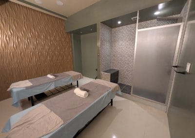 Suite doble de masaje con regadera privada integrada en Masaje Milagroso Spa Colonia Dávila, Tijuana