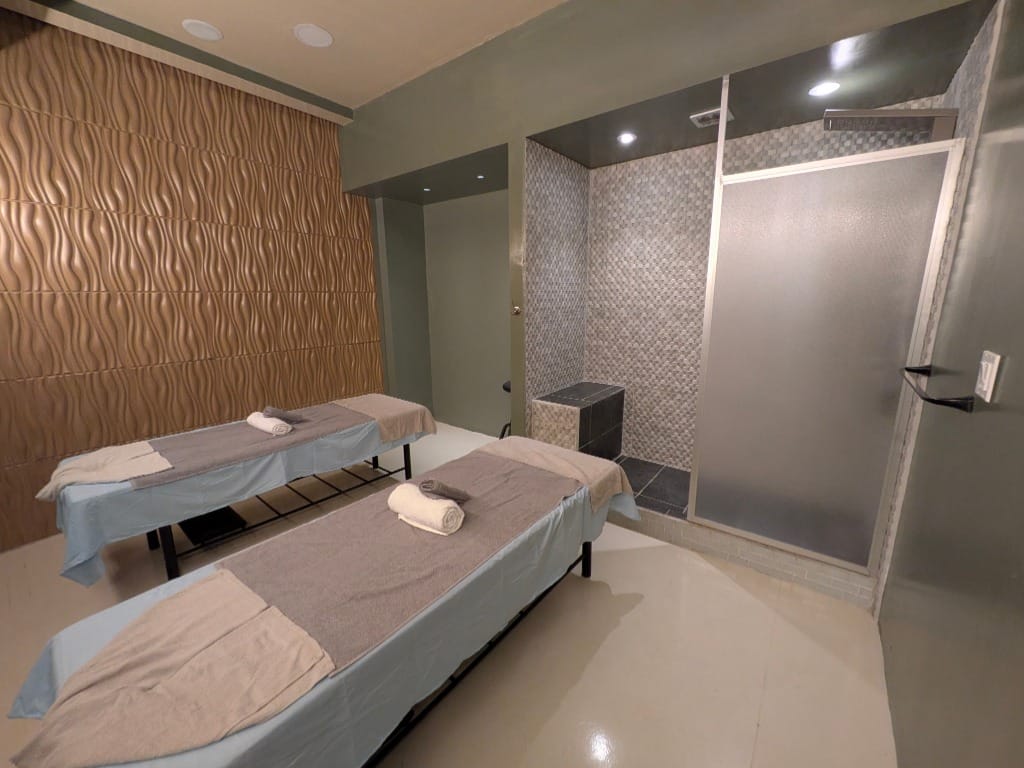 Suite doble de masaje con regadera privada de lujo integrada en Masaje Milagroso Spa Dávila Tijuana